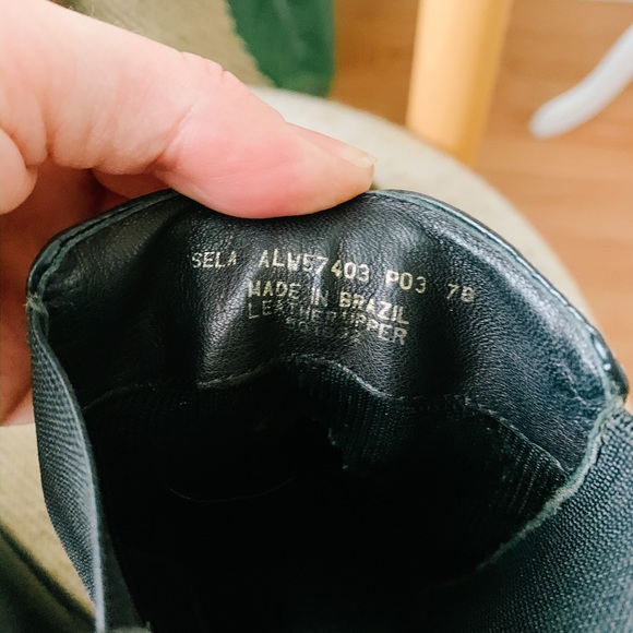 90s Era Chelsey Boots - Picture 6 of 7